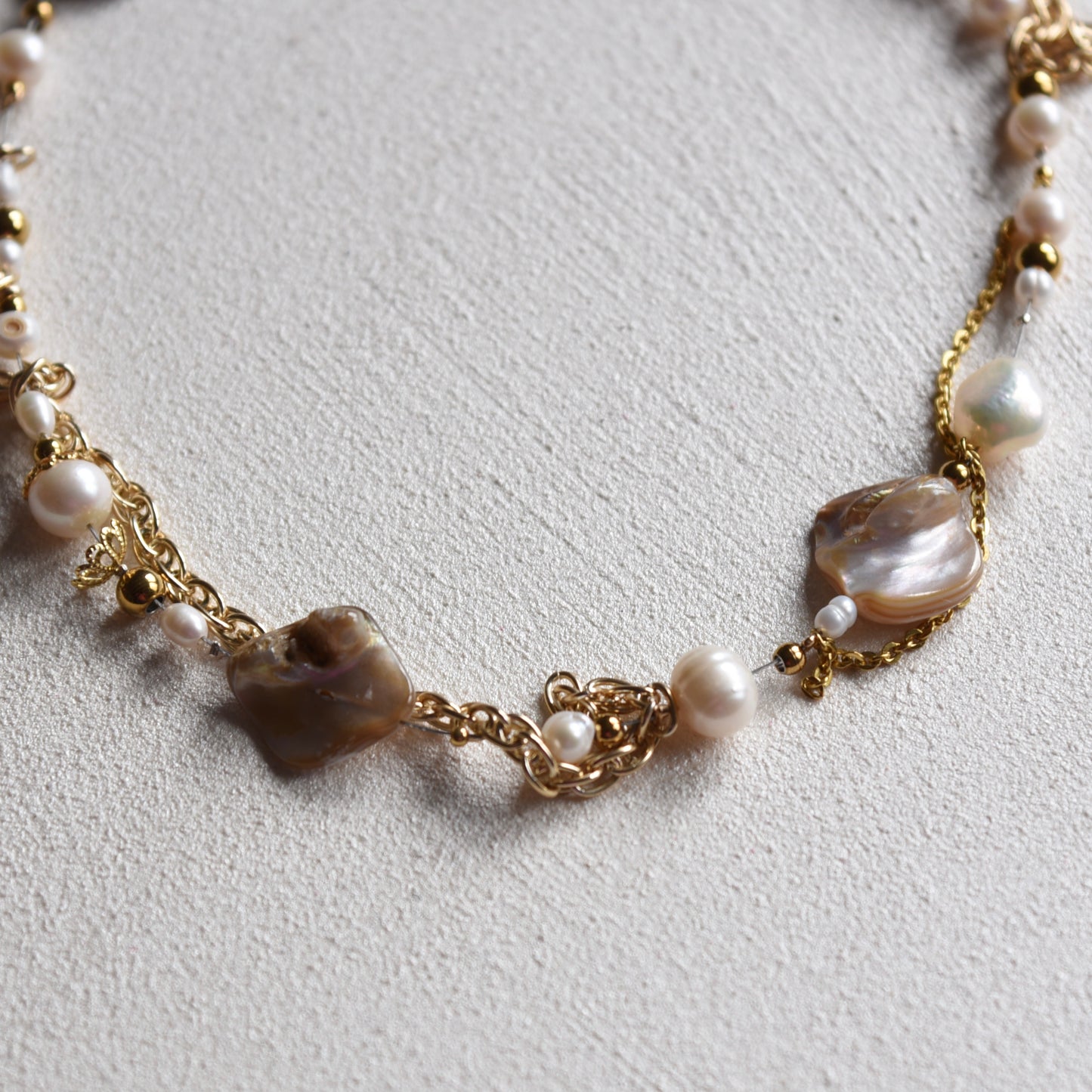 Perlmut & Gold Steel Necklace