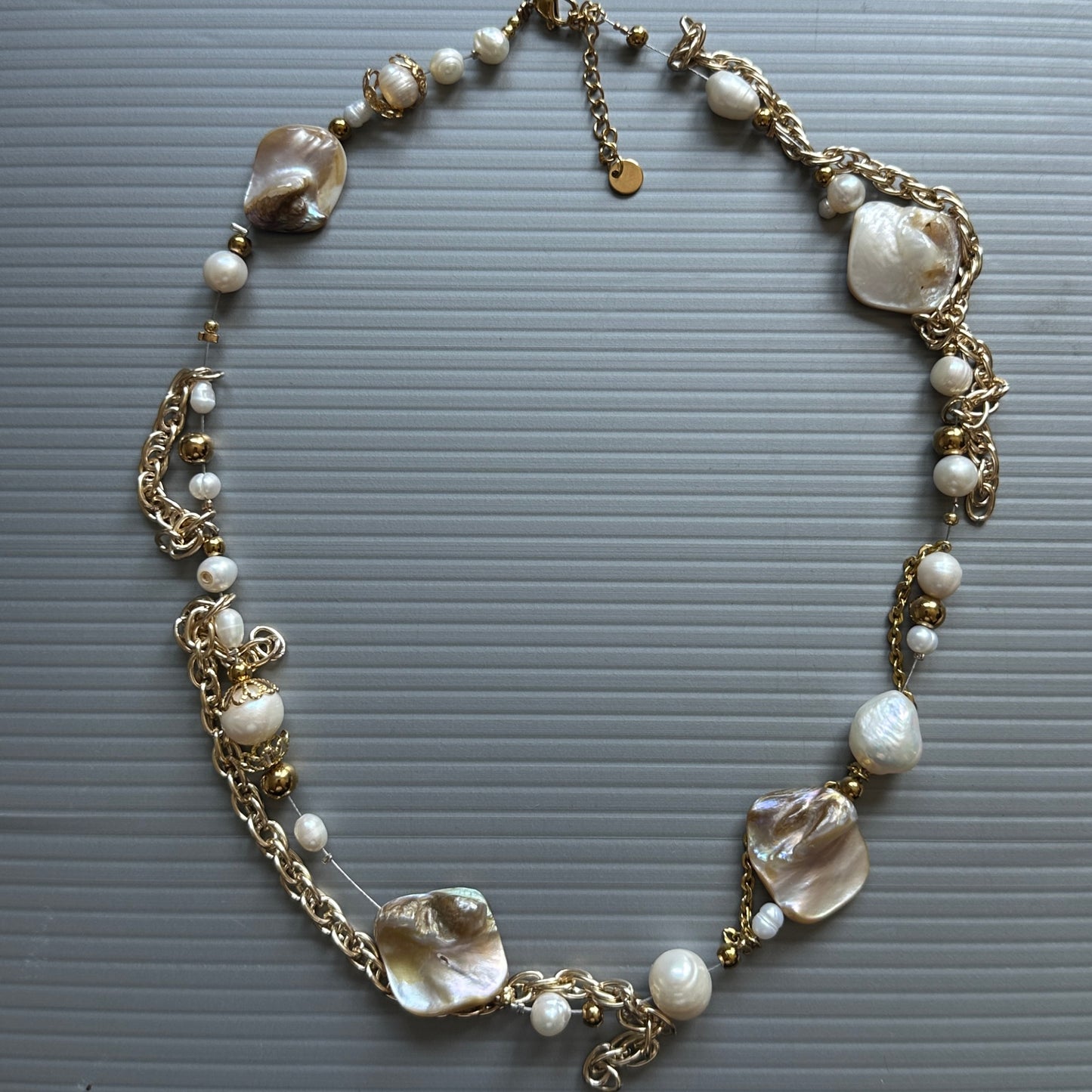 Perlmut & Gold Steel Necklace