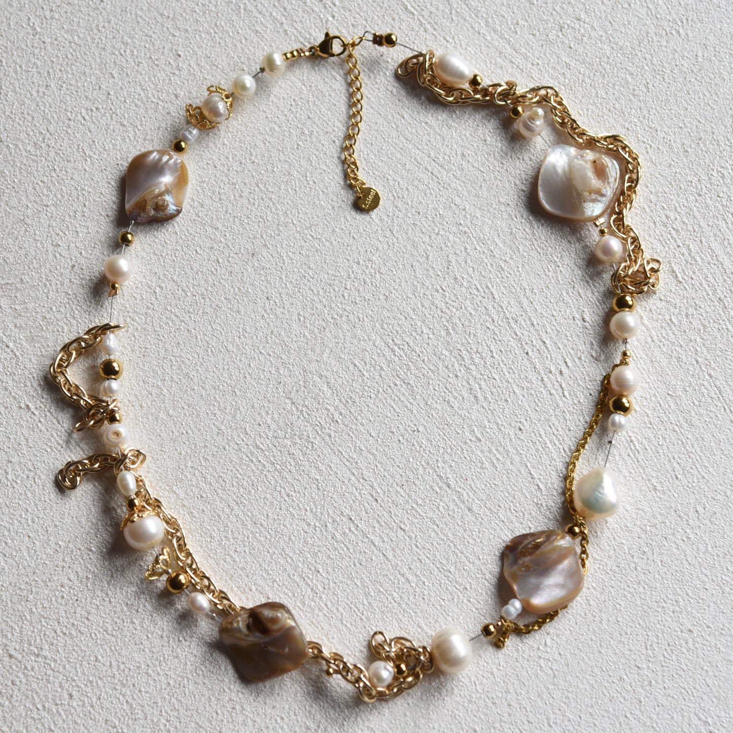 Perlmut & Gold Steel Necklace